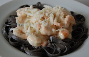 fetuccini na tinta de lula ao molho de camarão