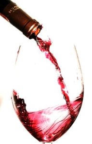 servindo vinho para degustação